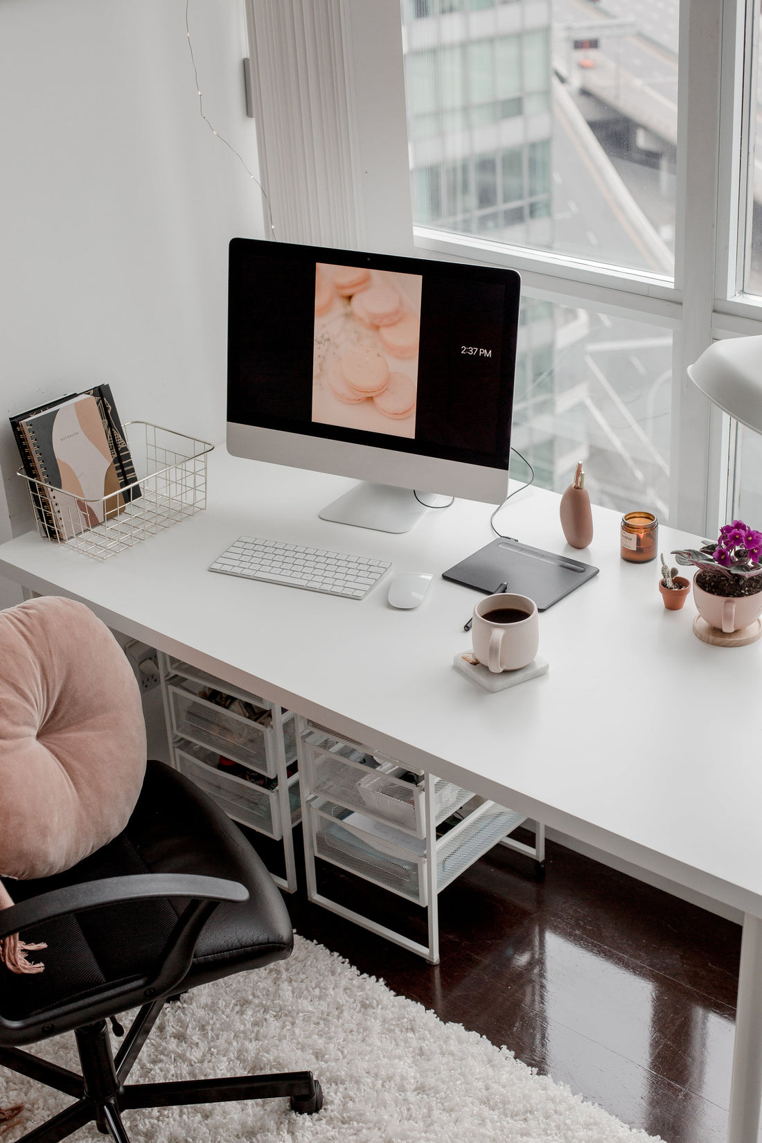 Seven ways to styling your home office. Like a home stylist !